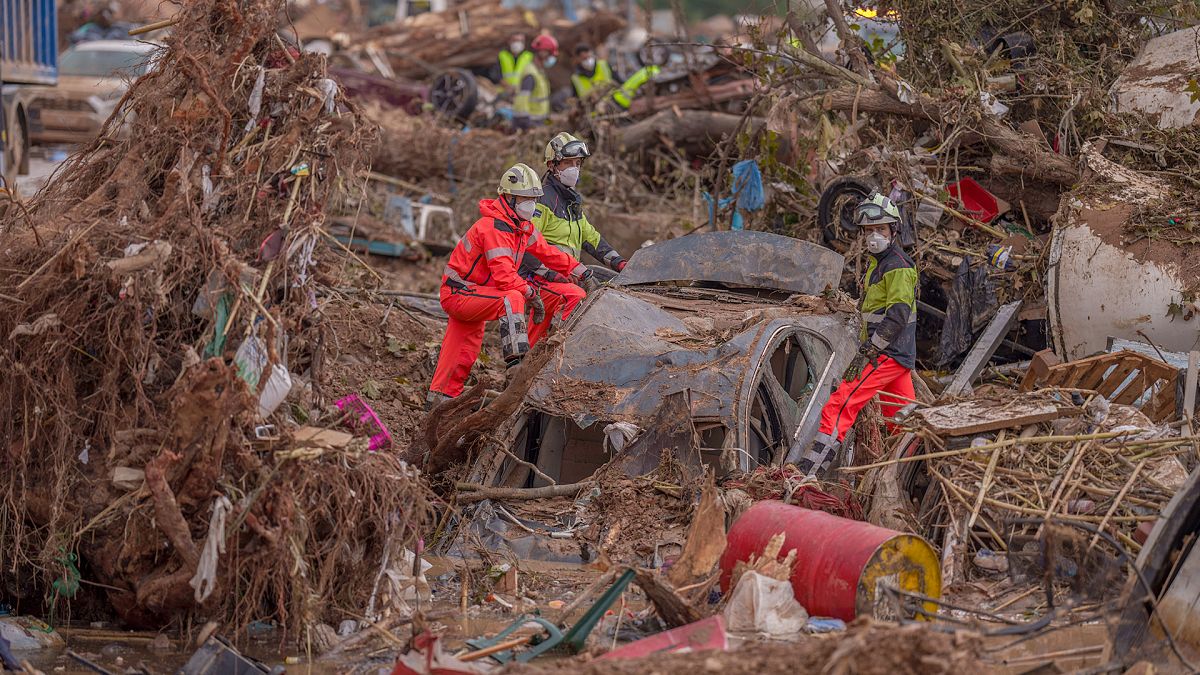 Las tropas buscan más víctimas de las inundaciones en Valencia en medio de la interrupción del ferrocarril
