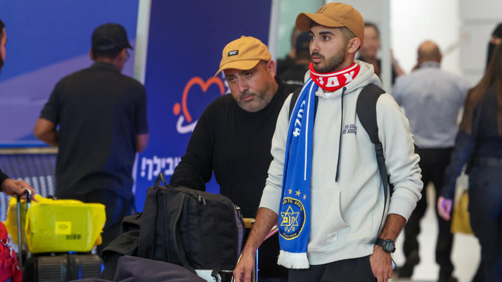 Los aficionados al fútbol israelíes regresan a casa tras una noche de violencia en Amsterdam
