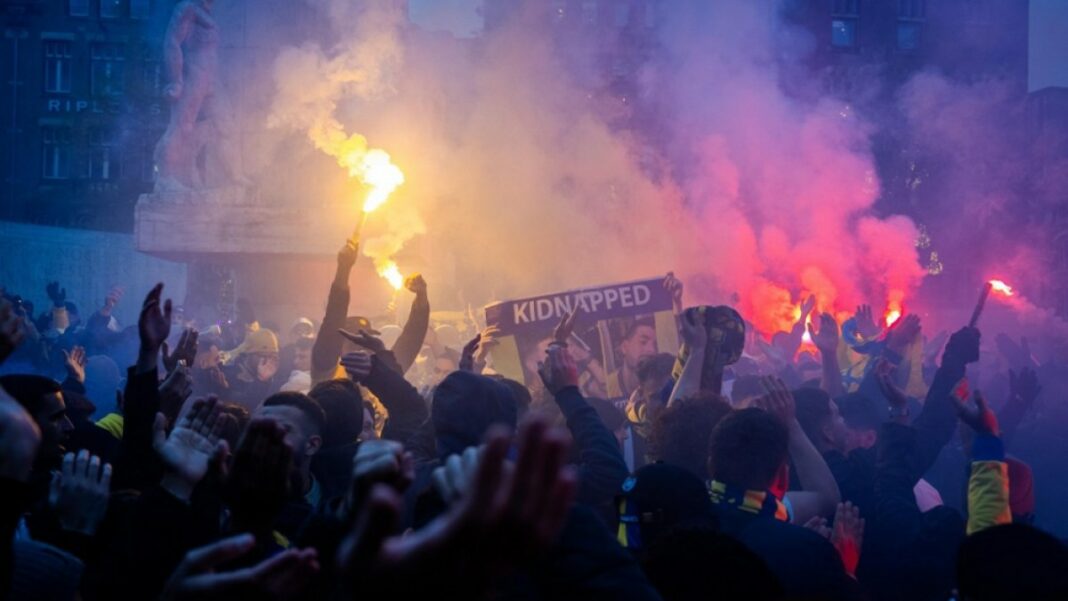 Los aficionados al fútbol israelíes se enfrentan a los manifestantes en Amsterdam
