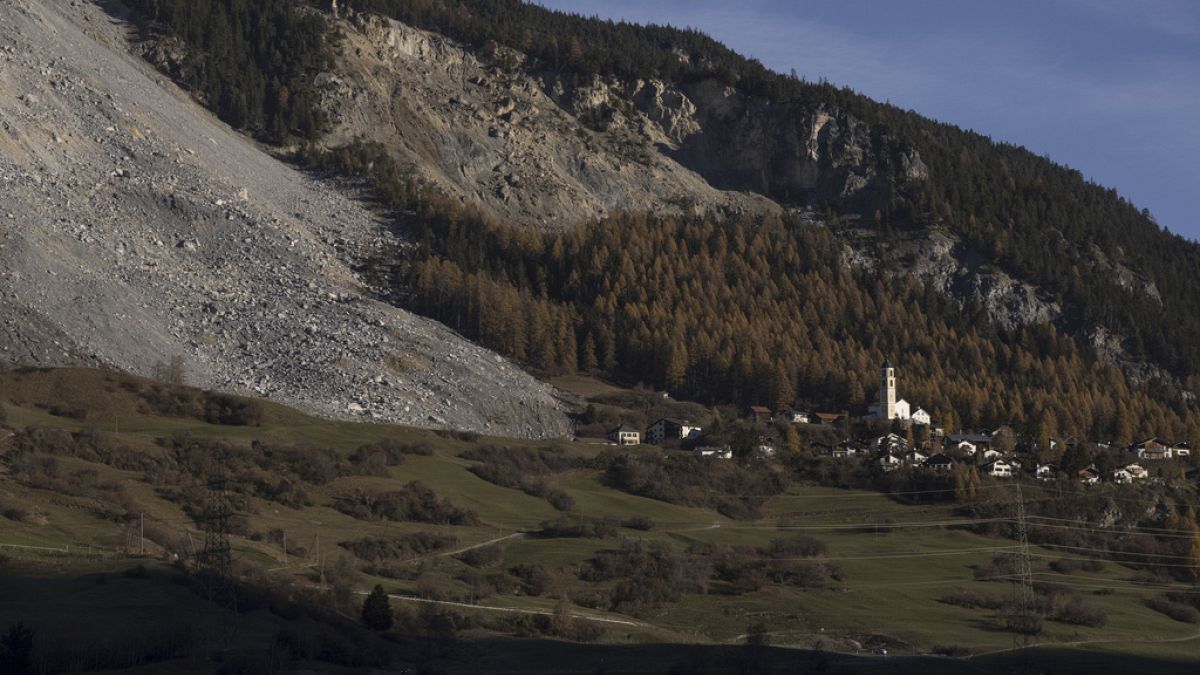 Los aldeanos evacuan después de que un desprendimiento de rocas amenazara sus hogares
