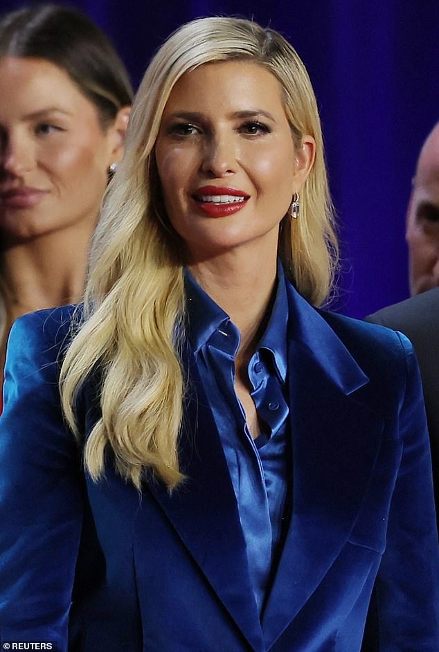 Donald Trump estuvo acompañado por su glamorosa hija Ivanka (en la foto) en el escenario por primera vez en esta campaña cuando declaró su victoria en las elecciones estadounidenses.