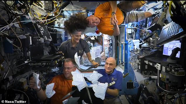 Los astronautas varados en el espacio muestran la comida de Acción de Gracias en la ISS... en medio del temor de que estén desnutridos
