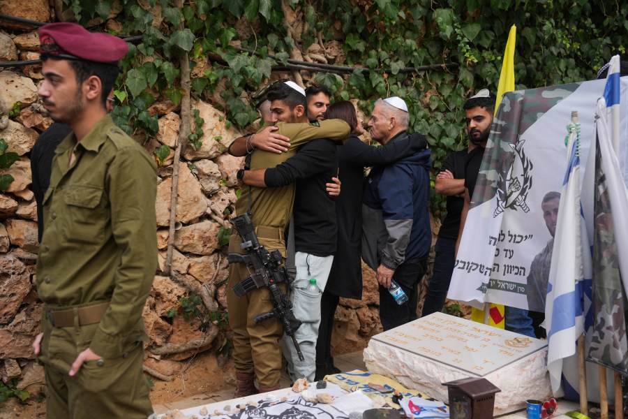 Los ataques israelíes matan a 46 personas en la Franja de Gaza y 33 en el Líbano, dicen los médicos
