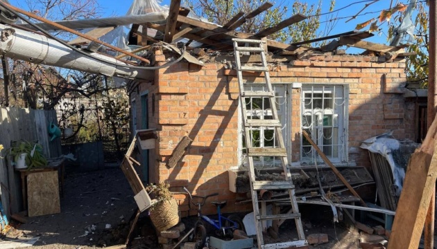 Los ataques rusos dañan un edificio de apartamentos, dos empresas y un centro médico en el distrito de Nikopol
