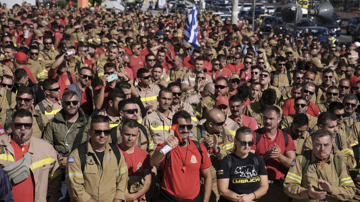 Los bomberos griegos exigen empleos a tiempo completo a medida que los veranos se vuelven más peligrosos
