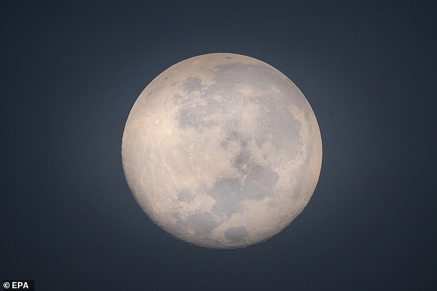 Una nueva teoría sugiere que la Luna podría no haberse formado por una colisión con un protoplaneta antiguo, sino mediante un proceso llamado 