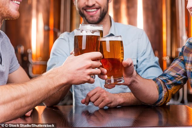 Pedir otra cerveza en el bar a menudo parece una decisión impulsiva y espontánea. Pero un nuevo estudio sorprendente sugiere que muchos de nosotros estamos predispuestos a beber mucho alcohol mucho antes del nacimiento.