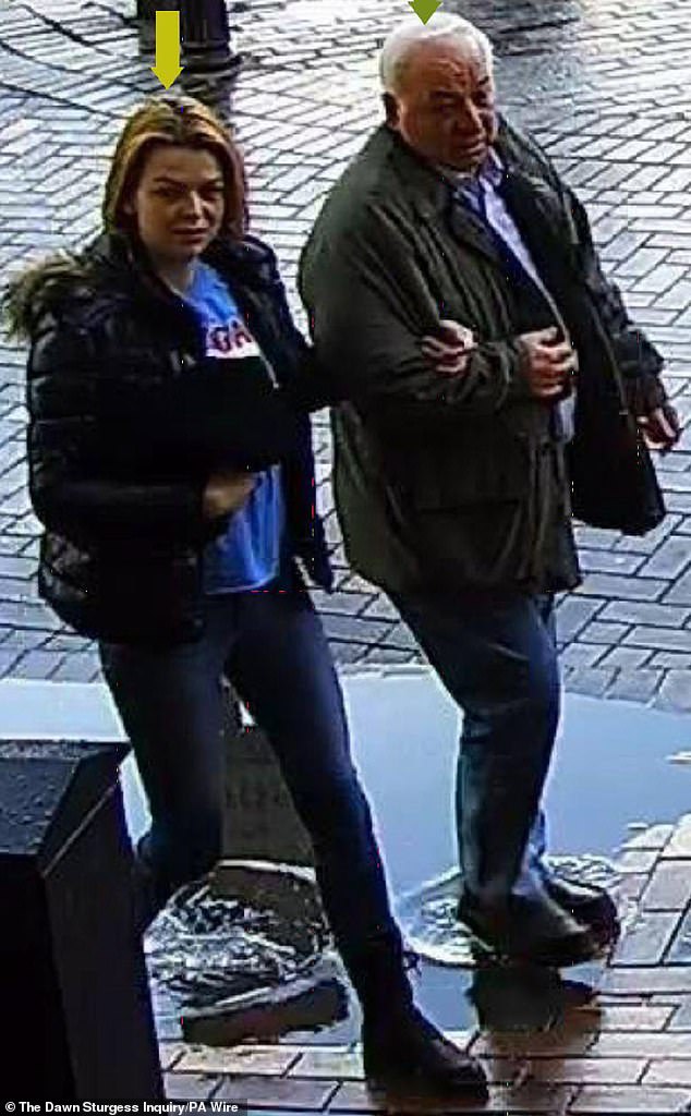 CCTV muestra al ex espía ruso Sergei Skripal y su hija Yulia paseando felices por Salisbury el 4 de marzo de 2018, sin saber por completo que habían sido envenenados con Novichok.