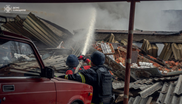 Los equipos de rescate revelan las consecuencias del ataque aéreo ruso a Sumy
