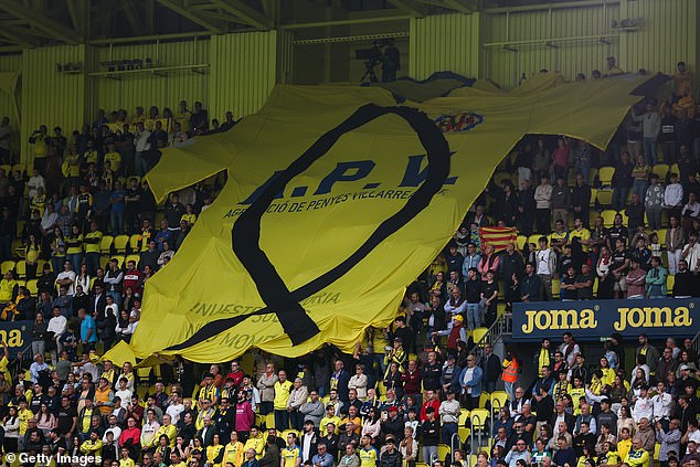 La afición del Villarreal rindió hoy homenaje a las víctimas de las mortíferas inundaciones del Valencia durante el partido de LaLiga ante el Deportivo Alavés