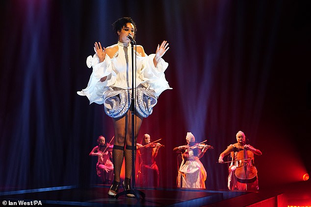 Las cinco mujeres tenían la intención de ver a Celeste Epiphany Waite, una cantante criada en Brighton y con voz aterciopelada que se inspira en los clubes de jazz llenos de humo que escuchó a través de las cintas de su abuelo de Aretha Franklin y Ella Fitzgerald.