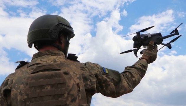 Los guardias fronterizos destruyen un camión ruso con municiones utilizando un dron
