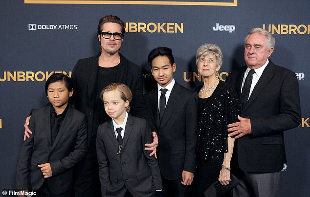 Los padres de Brad Pitt (derecha) no han visto a los hijos que comparte con Angelina Jolie en ocho años, dijeron fuentes a DailyMail.com (en la foto con Brad, Pax, Shiloh y Maddox en 2014).