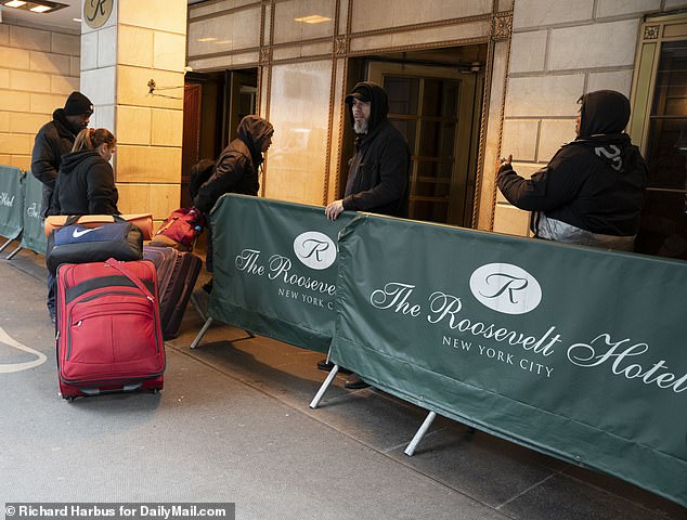 Muchas familias solicitantes de asilo se han alojado en el refugio del Hotel Roosevelt en Manhattan durante más de un año.