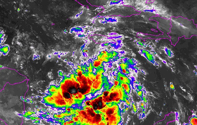 Sara es actualmente una tormenta tropical en el Caribe, pero los expertos dicen que podría convertirse en un huracán de categoría 3 la próxima semana.