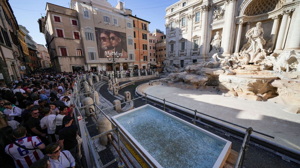 Los preparativos del Jubileo de Roma ven la Fontana de Trevi reemplazada por una piscina "fea"
