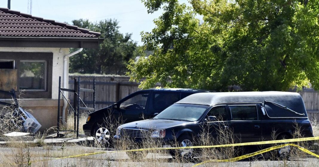 Los propietarios de funerarias de Colorado que dejaron descomponer casi 190 cuerpos se declaran culpables de abuso de cadáveres
