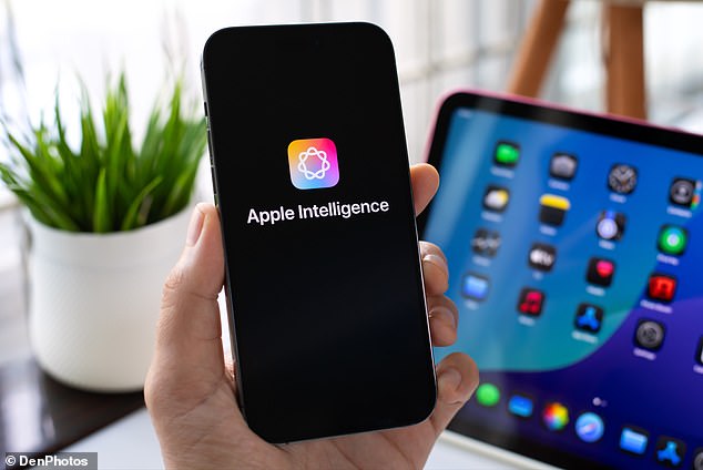 Desde que Apple lanzó su tan esperada actualización iOS 18.1 el lunes, millones de usuarios ansiosos de iPhone se apresuraron a descargarla para probar Apple Intelligence (foto de archivo)