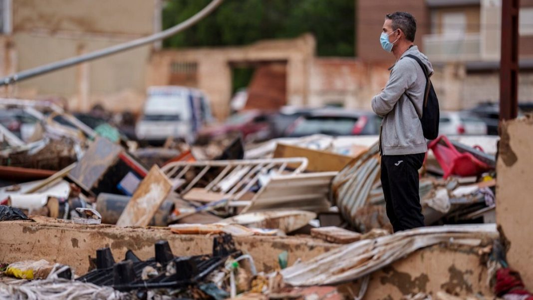 Los valencianos continúan con los esfuerzos de limpieza tras inundaciones históricas
