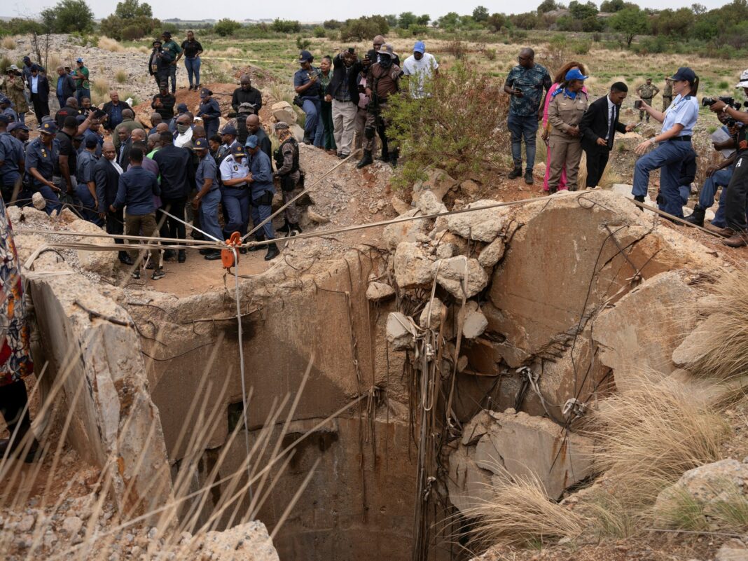 Los voluntarios se movilizan mientras Sudáfrica dice que rescatará a los mineros atrapados
