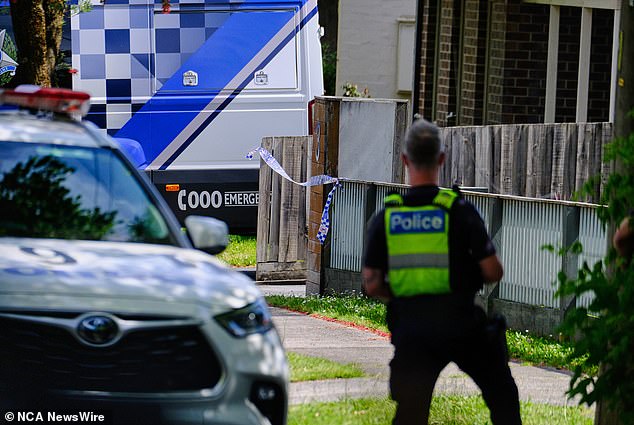 Una madre fue presuntamente asesinada a puñaladas por un vecino cuando abría la puerta de su casa mientras sus dos hijos observaban en casa, junto con el hijo de su presunto asesino.