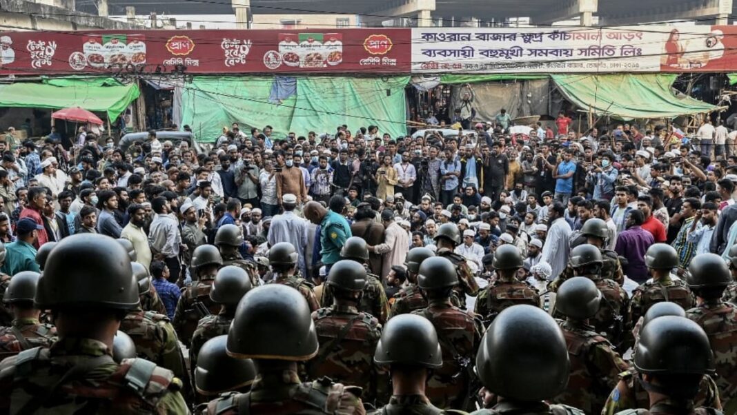 Manifestantes de Bangladesh asedian un periódico clave exigiendo su cierre
