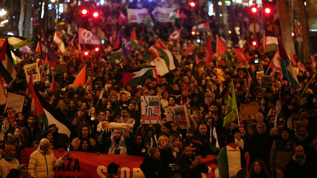 Manifestantes denuncian gala proisraelí organizada por figuras de extrema derecha en París
