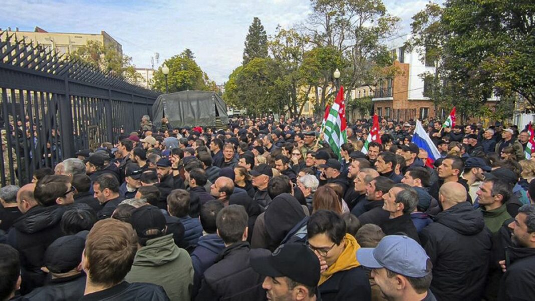 Manifestantes en Georgia ocupan el parlamento regional de Abjasia
