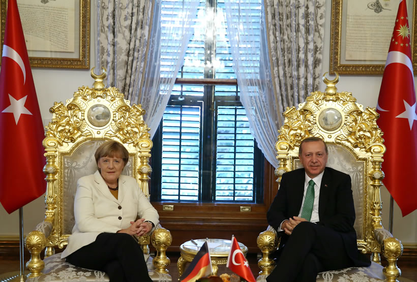 Merkel defiende la imagen del 'trono dorado' con Erdogan en su nuevo libro
