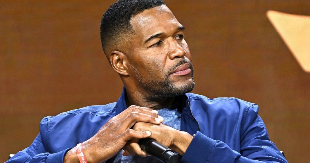 Michael Strahan aborda la controversia sobre el himno nacional y si estaba haciendo una declaración política
