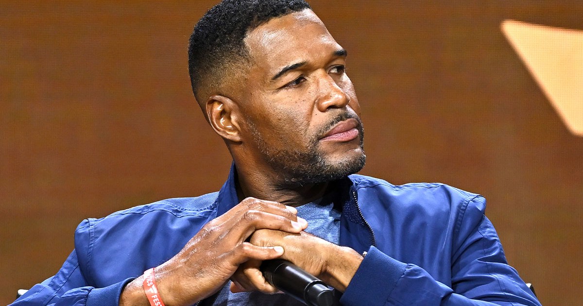 Michael Strahan aborda la controversia sobre el himno nacional y si estaba haciendo una declaración política
