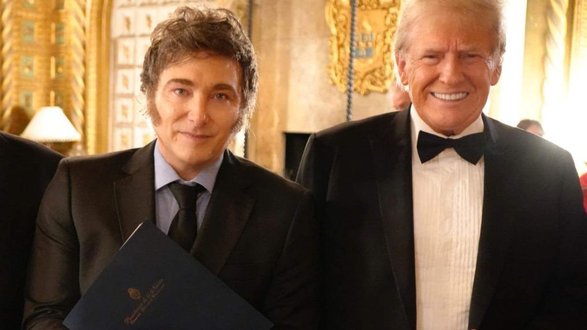 Milei de Argentina es una personalidad VIP en Mar-a-Lago mientras Trump y Musk abrazan sus ataques al gasto gubernamental
