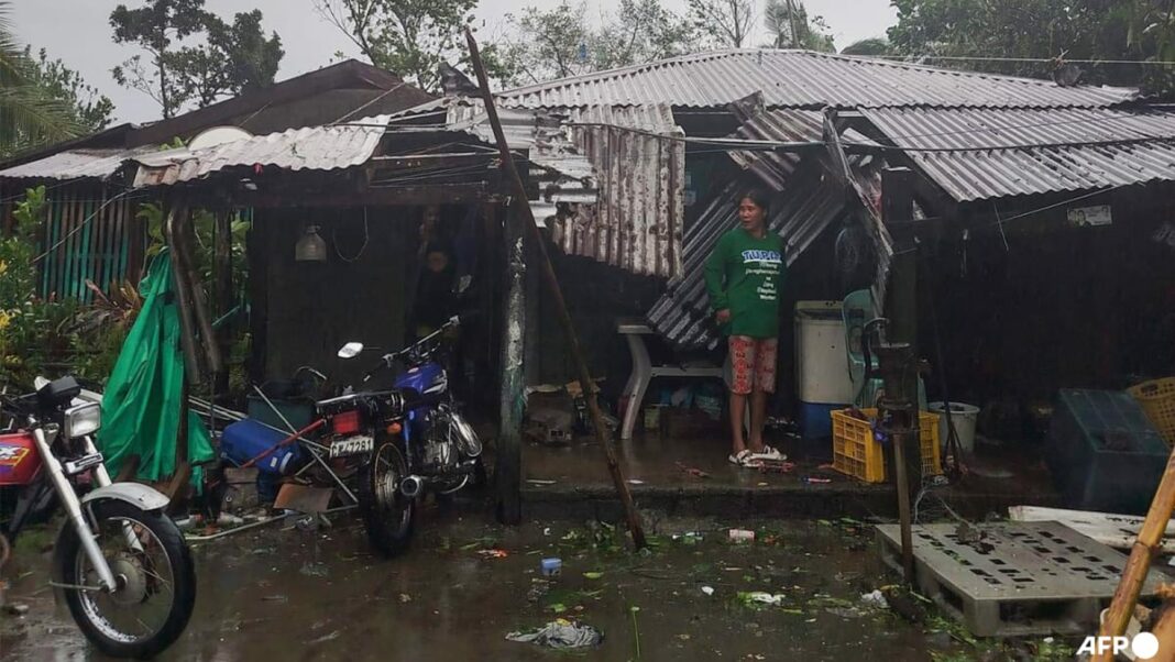 Miles de personas huyen cuando el cuarto tifón en un mes azota Filipinas
