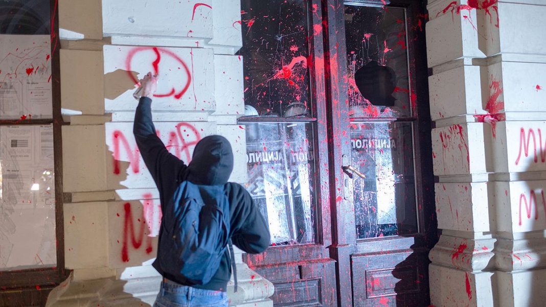 Miles de personas protestan en Novi Sad por el fatal derrumbe del toldo de la estación de tren
