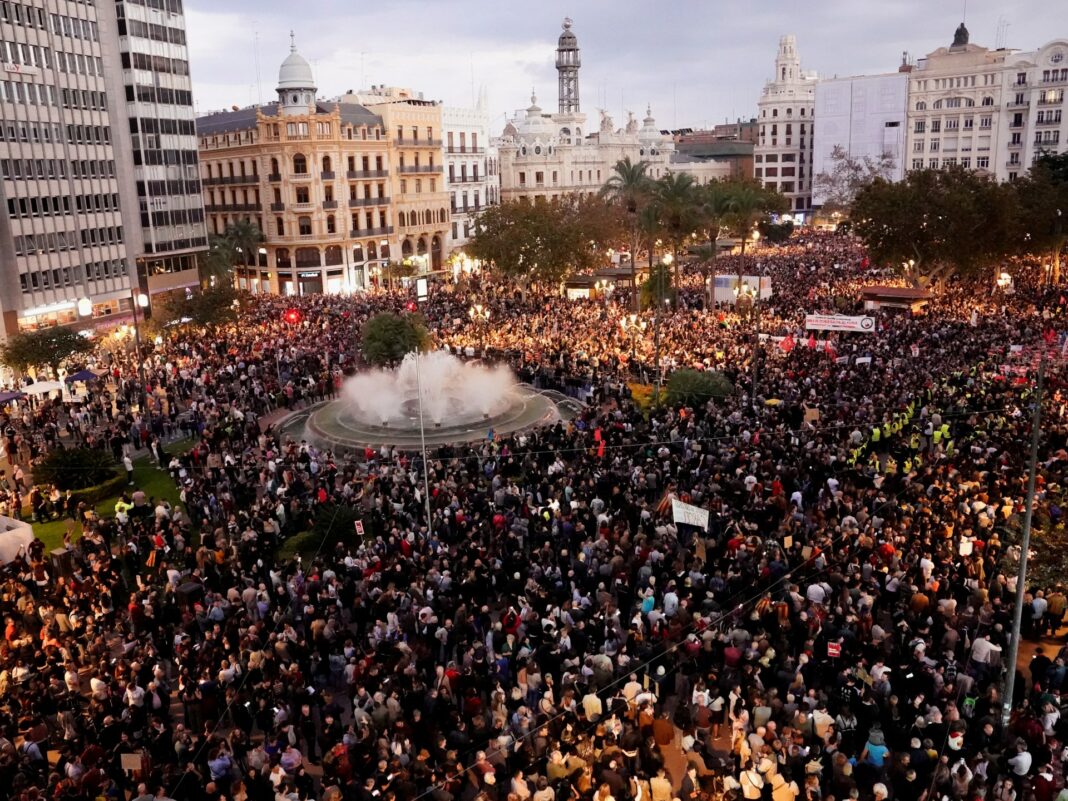 Miles de personas protestan en Valencia, España, por la gestión de las inundaciones mortales
