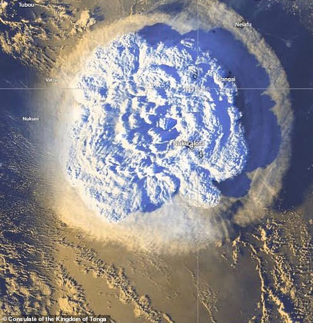 La erupción del 15 de enero de 2022 de Hunga Tonga-Hunga Ha'apai (arriba) fue tan poderosa que se escuchó hasta en Alaska y provocó un tsunami que inundó las costas del Pacífico.