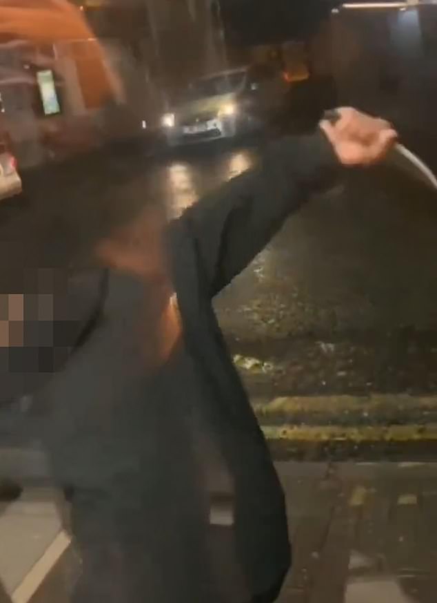 Una grabación telefónica capta el momento en que un hombre, vestido con un impermeable negro, golpea la puerta del establecimiento en Kirkham Street, Plumstead.