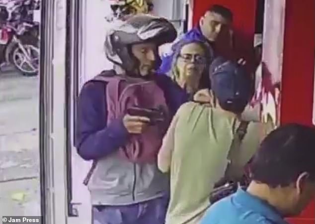 Imágenes de seguridad capturaron el impactante momento en que un hombre entró tranquilamente a una perfumería en Cali, Colombia, la semana pasada y robó a varios compradores a punta de pistola a plena luz del día.