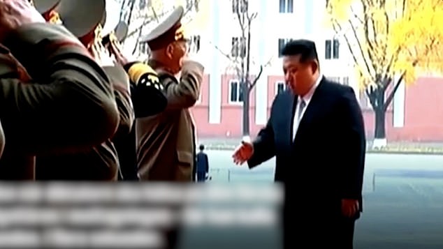 Este es el incómodo momento en que Kim Jong Un se ve obligado a esperar el apretón de manos de un oficial militar que lo saluda.