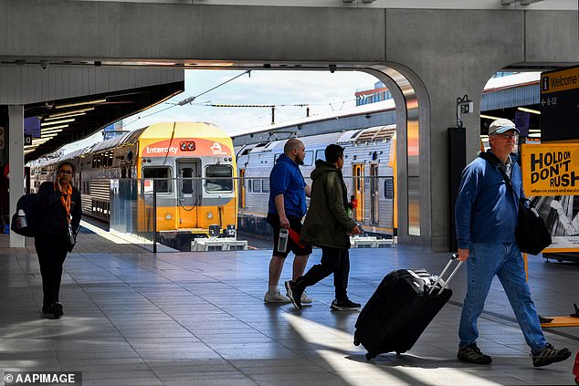 Una mujer fue trasladada en avión al hospital después de ser apuñalada en el pecho a bordo de un tren en Sydney a las 13.30 horas del sábado (foto de archivo).