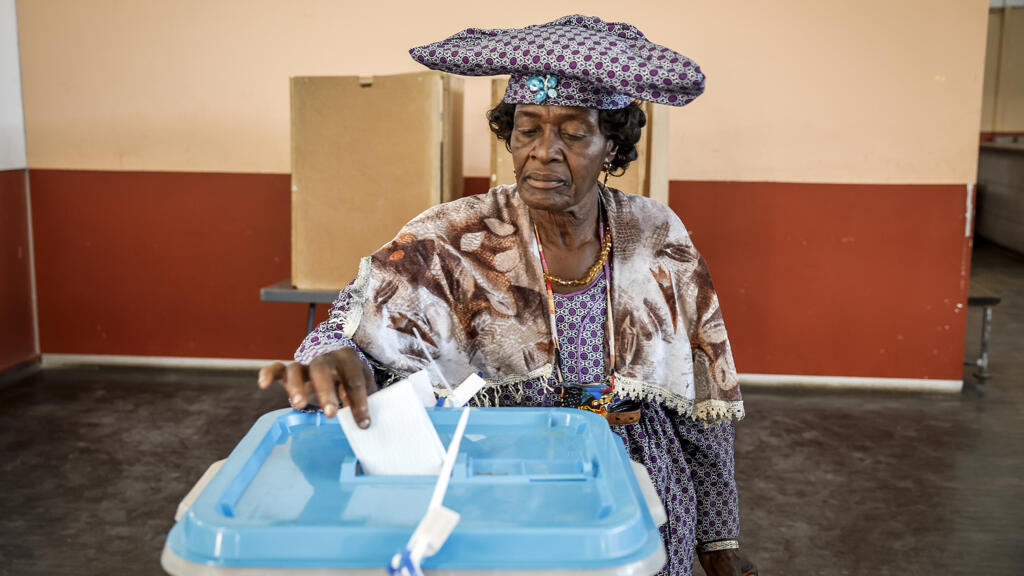 Namibia prorroga la votación por problemas logísticos, la oposición alega fraude
