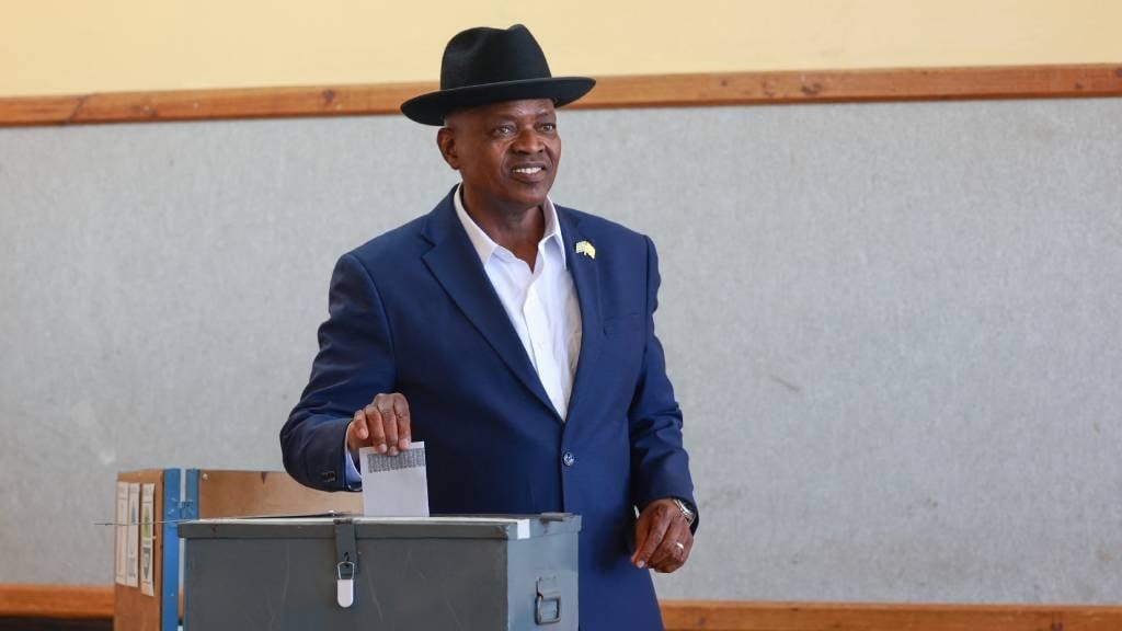 Noticias24 | El presidente de Botswana, Masisi, admite su derrota en las elecciones
