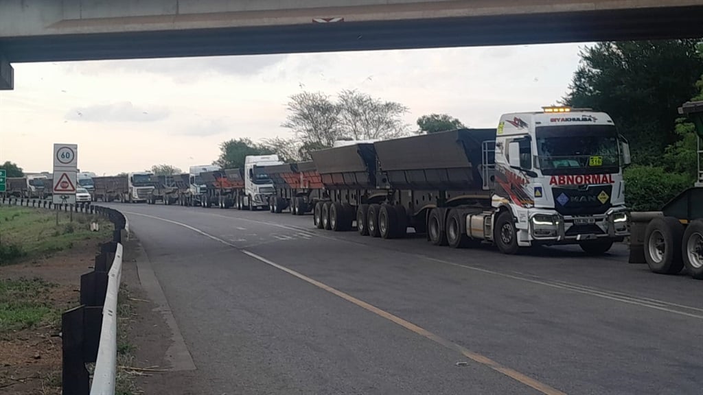 Noticias24 | El puerto de entrada de Lebombo cerrará en medio de violentas protestas postelectorales en Mozambique
