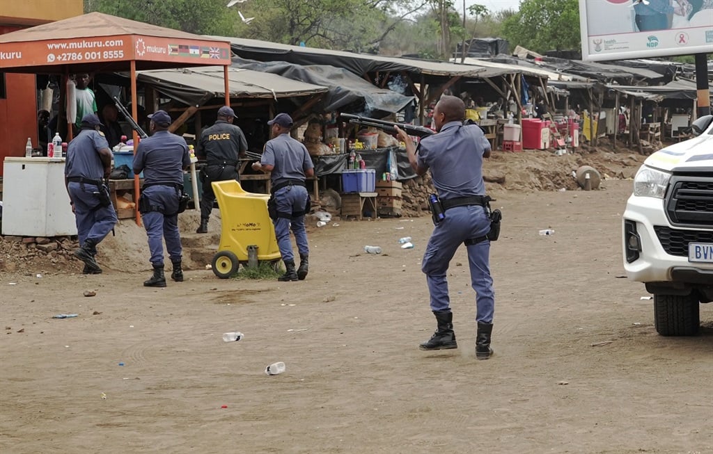 Noticias24 | La policía de Sudáfrica dispara balas de goma contra ciudadanos mozambiqueños que intentan ingresar al país
