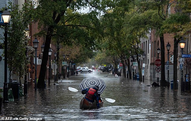 El aumento del nivel del mar, los huracanes y el hundimiento de la tierra han provocado inundaciones en partes de la costa este. En la foto: Fuertes lluvias azotaron Alexandria, Virginia, en 2021, y causaron algunas de las peores inundaciones y daños en décadas.