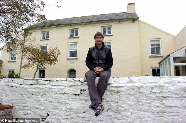 El Corran Hotel and Spa, de £ 300 por noche, alguna vez fue propiedad de la estrella de Men Behaving Badly, Neil Morrissey, antes de que colapsara en 2021 debido a problemas financieros en curso. En la foto: Neil Morrissey afuera del hotel en 2004.