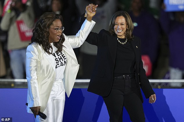 Oprah Winfrey (izquierda) dio la advertencia más espantosa sobre la reelección del expresidente Donald Trump en el último mitin de 2024 en apoyo de la vicepresidenta Kamala Harris en los 'Rocky Steps' frente al Museo de Arte de Filadelfia el lunes por la noche.