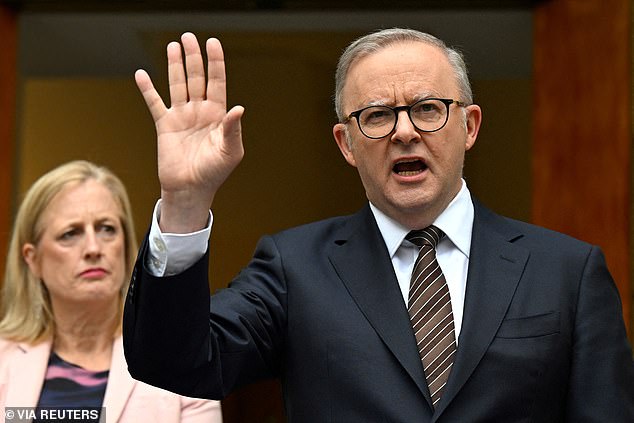 Si Anthony Albanese deja las elecciones para el último minuto, es con la esperanza de poder cambiar las cosas, dijeron expertos laboristas al Daily Mail Australia.