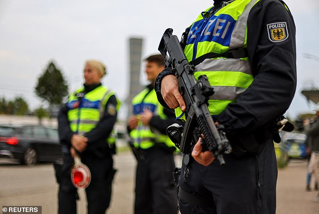 La policía alemana hace guardia en una frontera con Francia, ya que todas las fronteras terrestres alemanas están sujetas a controles aleatorios para proteger la seguridad interna y reducir la migración irregular.