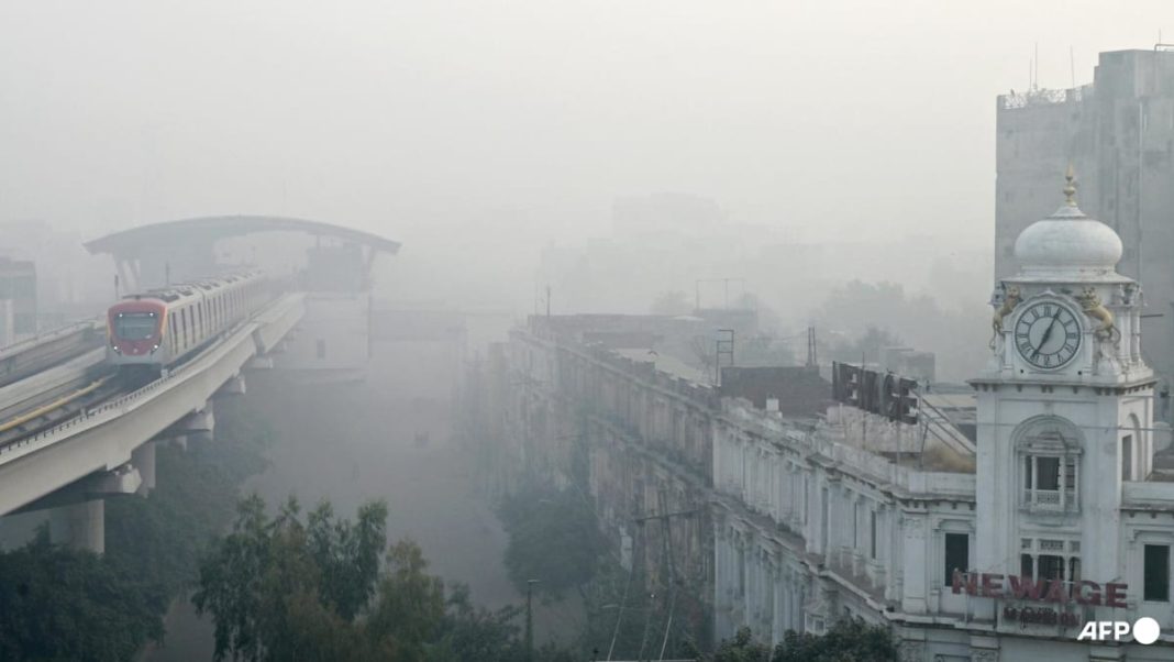 Pakistán cierra escuelas primarias en Lahore por contaminación récord
